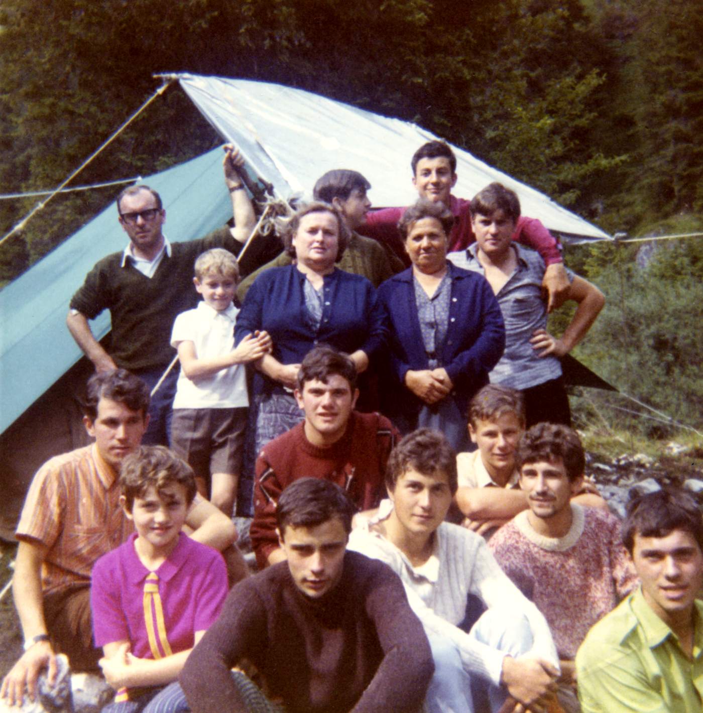 Camping San Marco della Parrocchia in Val Canali, Cant del Gal (Cereda) Gallina sergio, Brombal Gianni, Poloniato Nello, Luigino Poloni, Zorzetto ?,Gallina Rina in Poloniato, Bonora ?, Poloni ?, Paolo Rossanese (vigile) e altri anno 1969.