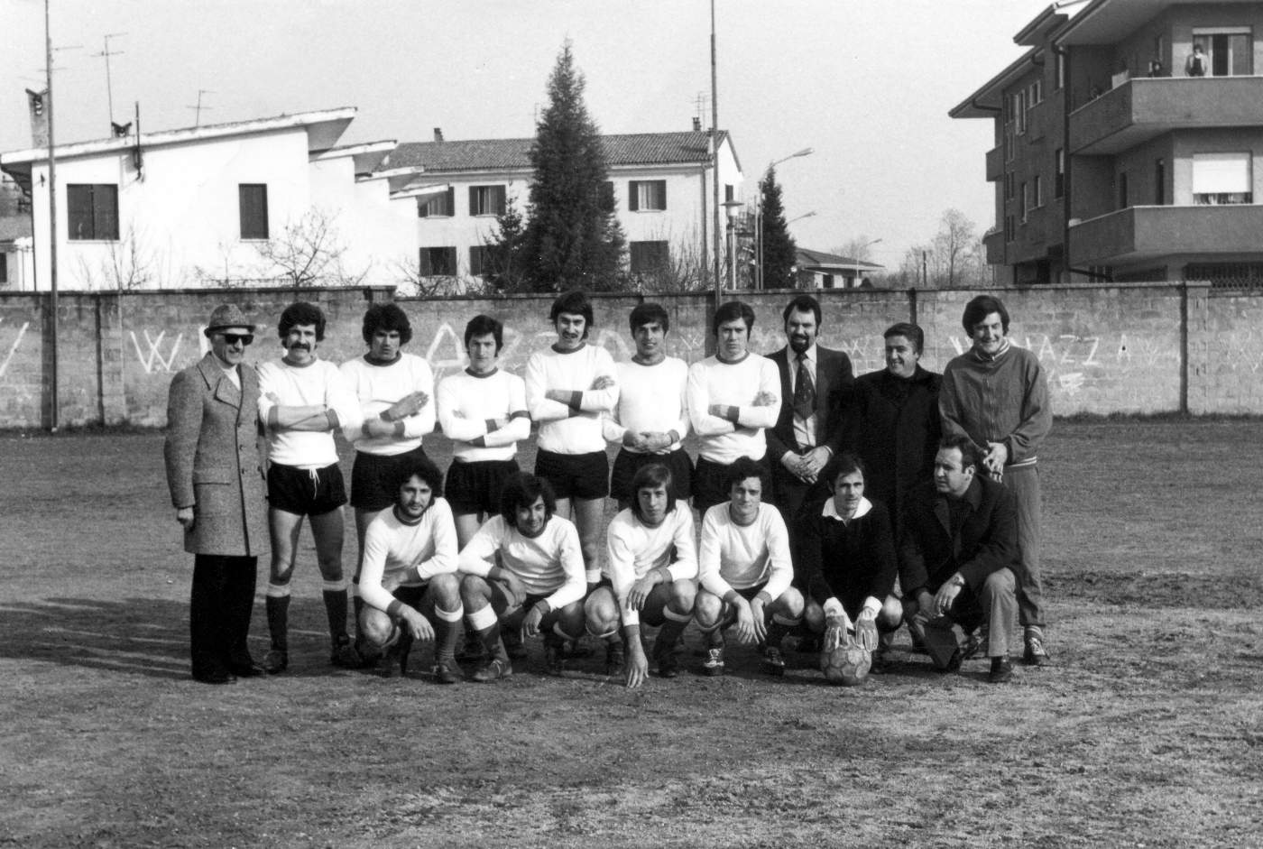 Carlesso Carlo, Poloni Luigino, Durante Adriano, Brombal Onorio, Poloni Sandro, Zanesco Aldo, Daniel Mario, Danieli Pier Luigi, Gazzola Giuseppe, Dario Bonora. Davanti: Morlin Fiorenzo, Calabretto Franco, Lievore Mario, Tiziano Poloni, Fasan Aldo, Gianni Zamattia.