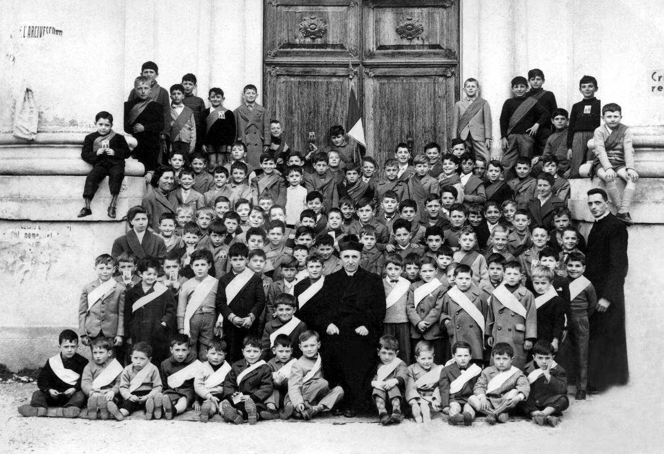 Ci sono: don Cammilo Pasin, don Giovanni Tasinazzo, Gemma Gallina, Ersilia Giacometti e i bambini: Gino Facin, Gianni Desti, Lucio Bonora, Gianni Bresolin, Sergio Scattolin, Gianni Calzamata, Ernesto Bordin, Franco Danieli, Giorgio Piccoli, Evaristo Pellizzari, Giorgio Breda, Orlando Brombal, Franco Menegon, Dino Menegon, Guido Menegon, Luigino Fava, Sandro Precoma,Morlin ?, Favretto ?, Graziano Gallina, Luciano Bordin, Ivo Volpato, Giordano Piovesan, Walter Martignago e altri