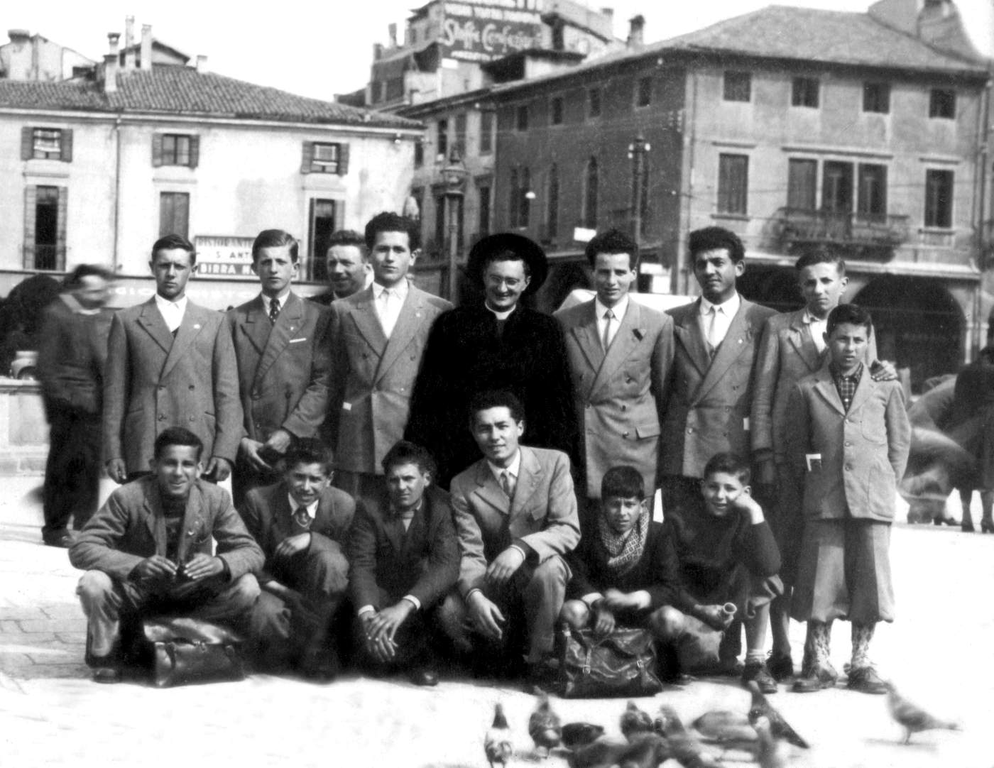 Padova 06 Aprile 1953  Da sx alto: Tiziano Morlin, Morlin ?, Dario Bandiera, Mario Gatto, don Valeriano Faloppa, Lino Gallina, Luigi Quagliotto, Giuseppe Spadetto, Callisto Tonello. Sotto: Aroldo Spadetto, Giorgio Bianchin, Luigi Bonora, Sergio Volpato, Remo Cervi e Piovesan Samuele.