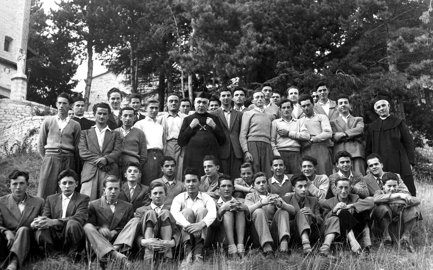 Possagno esercizi spirituali 24/26 Agosto 1954. Ci sono: Don Bolzonello, padre Aurelio Andreatta, Lovato Romeo, Giovanni Poloniato, Giovanni Bordin, Pisan ?, Ottavio Poloniato, Morlin ?, Guaggiotto Luigi, Faccin Iseo, Morlin Arduino, Bruno Forcellini, Daniel Erminio, Daniel Iseo, Bonora Gino, Casagrande Pietro, Sergio Volpato, Stecca Gino, Guolo Mario, Michieli Giovanni, Tiberio Giannino, Bordin Ferruccio, Bordin Nunzio, Garbuio Walter, Renzo Bonato, Gazzola Giovanni, Riccardo Bittante, Guadagnini ?, Vendramini ?, Poloniato Galileo e altri.