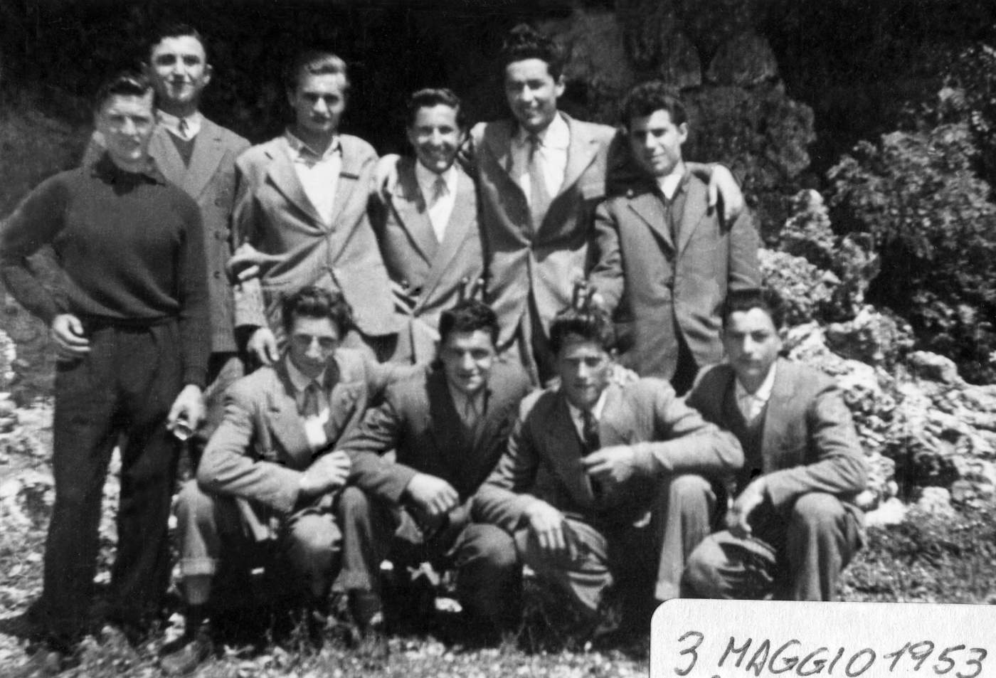 La classe 1935 il 03 Maggio 1953 davanti alla grotta in via Cantarane. Tocchetto Emilio, Menegon ?, Menegon ?, Walter Garbuio, Sergio Volpato, Stanislao Poloni. Sotto: Giovanni Berdusco, Tesser ?, Tesser ?, Menegon ?.