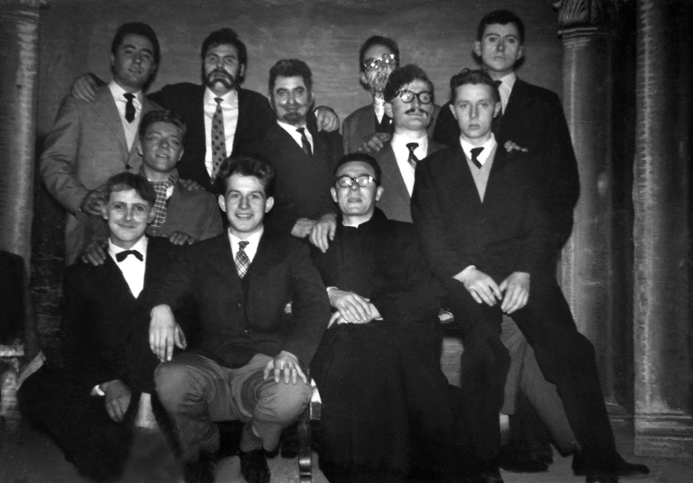 Dramma Adamo 1960. Da sx in piedi: Sergio Volpato, Piero Volpato, Giannino Spadetto, Enzo Gallina, Mos o Tiziano Morlin, Graziano Cazzola, Bordin ?. Seduti: Luigi Cazzola, Bordin ?, Mansueto Morlin, Don Sergio Baggio.