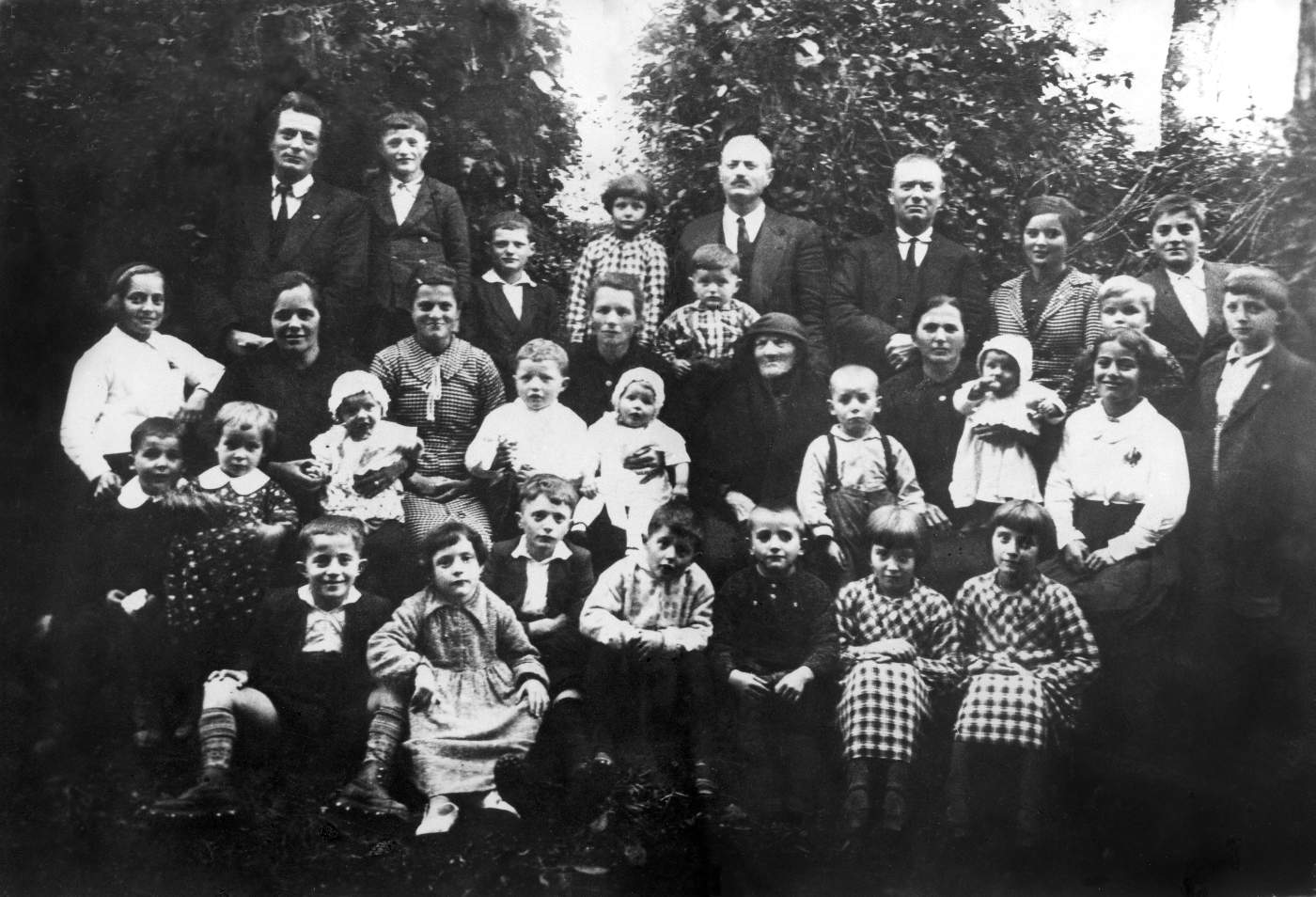 La famiglia Susin nel 1936  con nonna Angela moglie di Antonio Susin con i figli: LUIGI (papà di Antonietta) con la moglie Morlin Ester e i figli Gemma, Lino, Rina, Romeo, Antonietta e Giuseppe. GIOVANNI con la moglie Dalla Lana Maria e i figli Gino, Bruno, Angelo, Attilio, Elvira, Martina e Bruna. ALBINO con la moglie Regina e i figli Guido, Rino, Leo, Natalino, Irma, Rosetta, Rita, Albina, Ida e Gina.