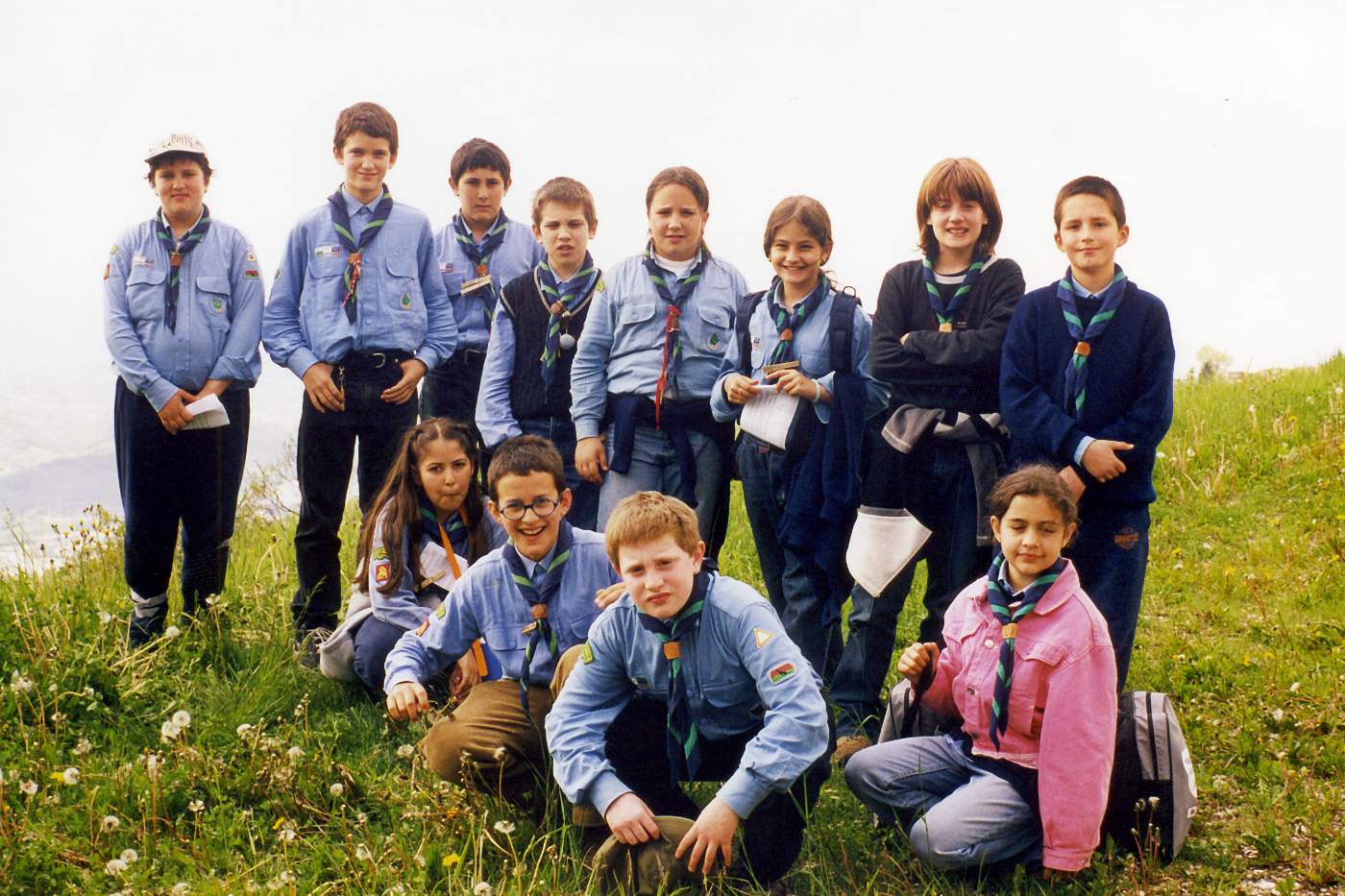 Scout 05-05-2002 in Monfenera. Da sx: Anna Gazzola, Lamberto Manera, Guido ?, Michele Poloniato, Martina Morlin, Elisa Bordin, Alice Pomiato, Alberto ?. Sotto: Chiara Jawadi, Alessandro Padovan, Marco Baccega, Lisa ?.