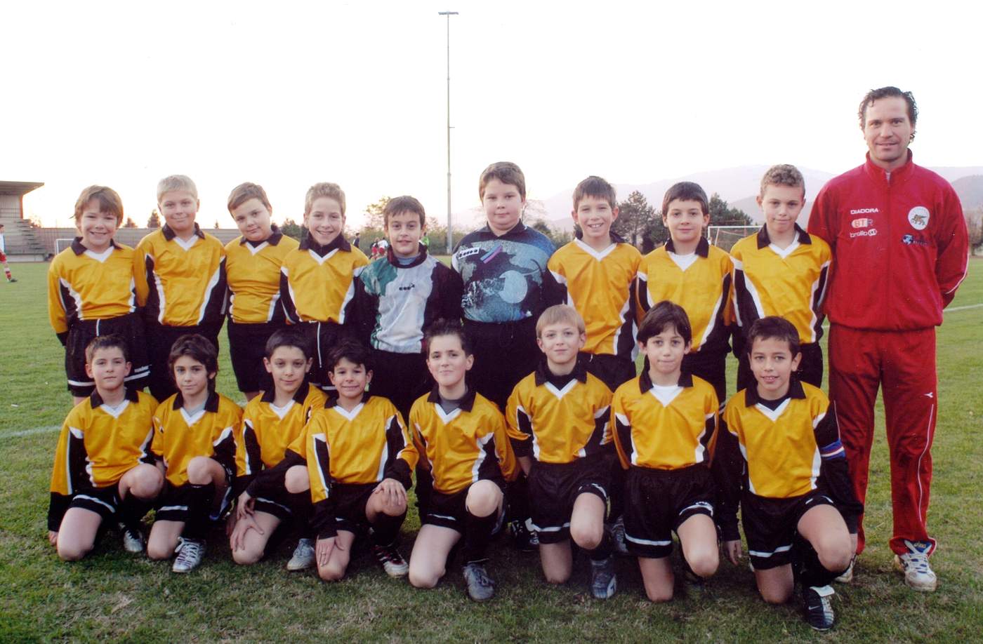 Calcio pulcini anno 2002-03 Caerano. Ci sono: Simone Poloniato, Mathias Salzurger, Cristian Gallina, Alex Pontini, Riccardo Donati, Christan Vidotto, Cristiano Poloni, Pomiato Fabio, Filippo Piccoli, Mattia Spagnolo, Davide Maltese, Riccardo ?, Nicolas Loro, Marco Giusti, Andrea Marcon, Andrea Morlin, Marco Bessegato, allenatore Giorgio Gallina.