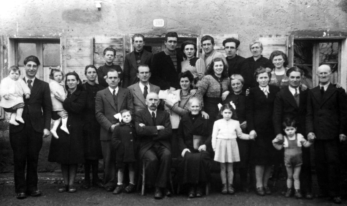 Nozze d'oro Bonora Raffaele e Fruscalzo Prima 01-03-1947. Desti Baratta Giacomo con la moglie Bonora Elvira e le figlie Nadia e Ada, Bonora Angelo e la moglie Rosalia e i figli Rino, Loris e Marisa, Bonora Miller con la moglie Volpato Emma e la figlia Ines, Mora Guido e la moglie Bonora Ginetta con i figli Oscar, Lino e Milena, Goccilli Alessandro con la moglie Bonora Ester e i figli Gianna e Lino, Bonora Lea, Bonora Elsa, Bonora Seconda, Fruscalzo Benvenuto.