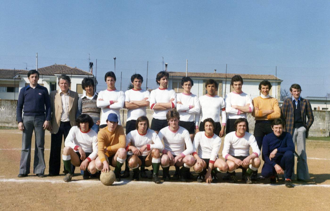 Calcio Caerano 1975-76. Brombal Ido, Calabretto Franco,  Prosdocimi Damiano, Durante Adriano, Poloni Sandro, Poloni Tiziano, Zanesco Aldo, Vendramini Dino, Battaglia Albino, Bianchi Franco, Poloni Antonello, Prenot Dino, Livore Mario, Precoma Fidenzio, Lunardi Giorgio, Bavero Franco,Bonora Dario.