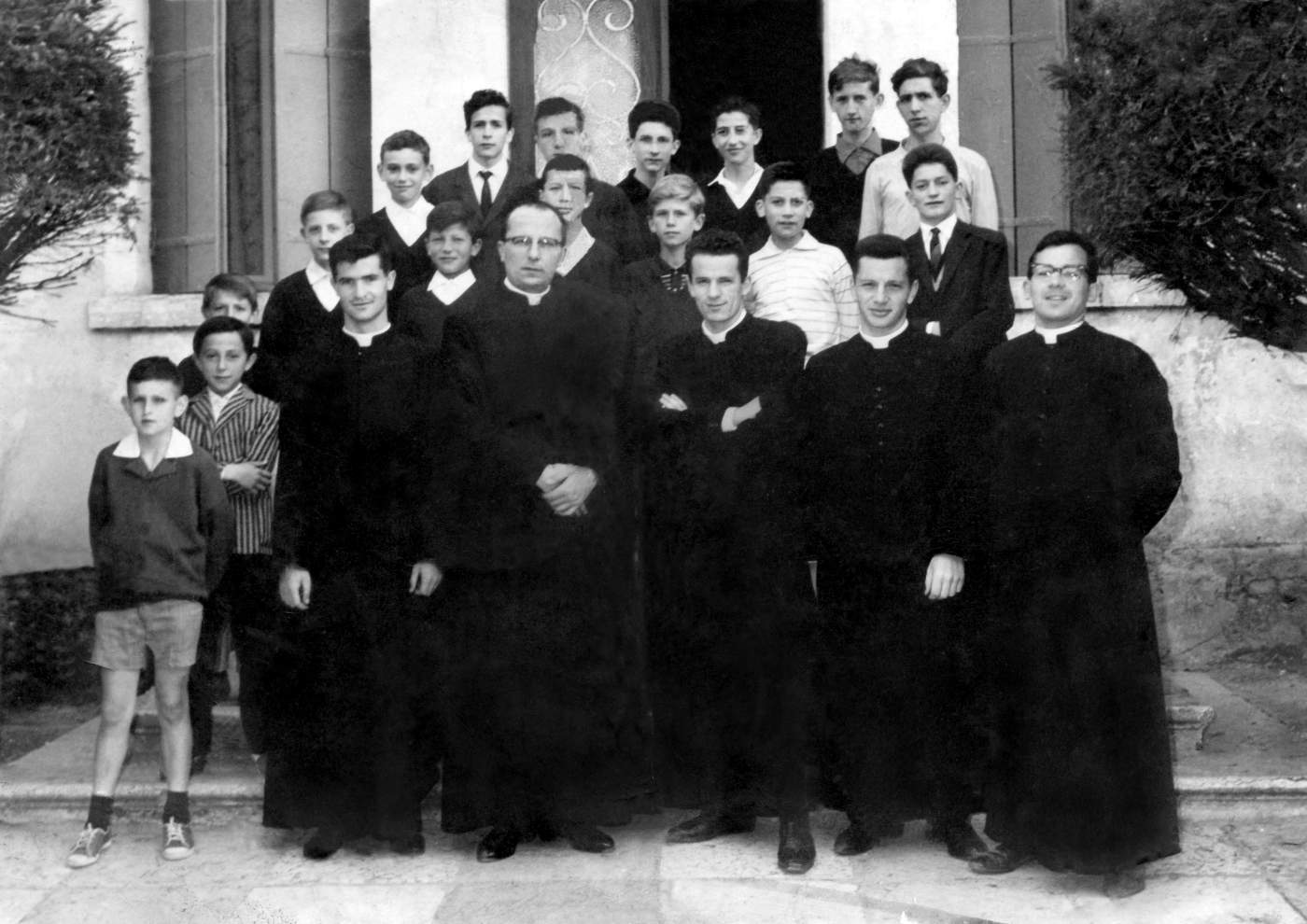 Seminaristi di Caerano anno 1964. Ci sono: Don Pietro Signorotti, don Tonello, don Garbuio Giuseppe, Precoma Franco, Vendramini Flavio, Gallina Ignazio, Bonora Lucio, Tonello Marcello, Tonello Gino, Forner ?, Poloni Sandro, Zanetti Danilo, Gallina Gianni, Volpato Ivo, Poloni Luigino, Cavallin ?, Minora ?.