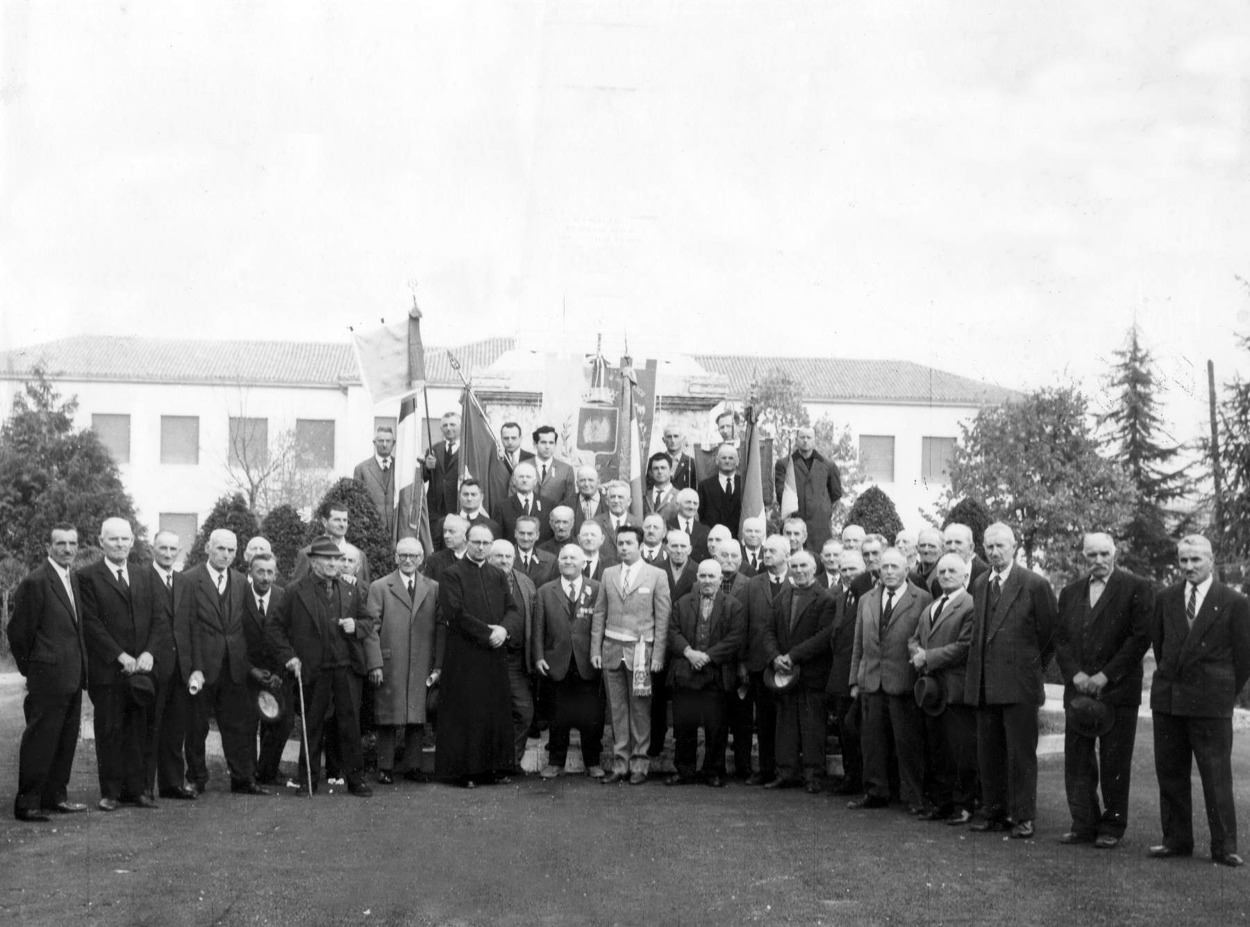 Il sindaco Sergio Volpato, don Pietro Signoretti, Bordin Rino,  Bordin Filippo (suo padre),  Marcon Giovanni,  lex sindaco Tiberio,  Mauriglio Zucchello,  Gallina Gioacchino,  Foscarini, Angelo Tonello (Battel),  Morlin Carlo,  Enrico Parisotto,  Zucchello ?,  Giuseppe Michieli,  Poloni Liberale.Dietro la bandiera di destra Valerio Bernardi e di fianco a sx  Daniel Marcello. Dietro la bandiera di sinistra  Roldo Marconato   davanti la bandiera di destra  Fausto Gallina (del casoin).