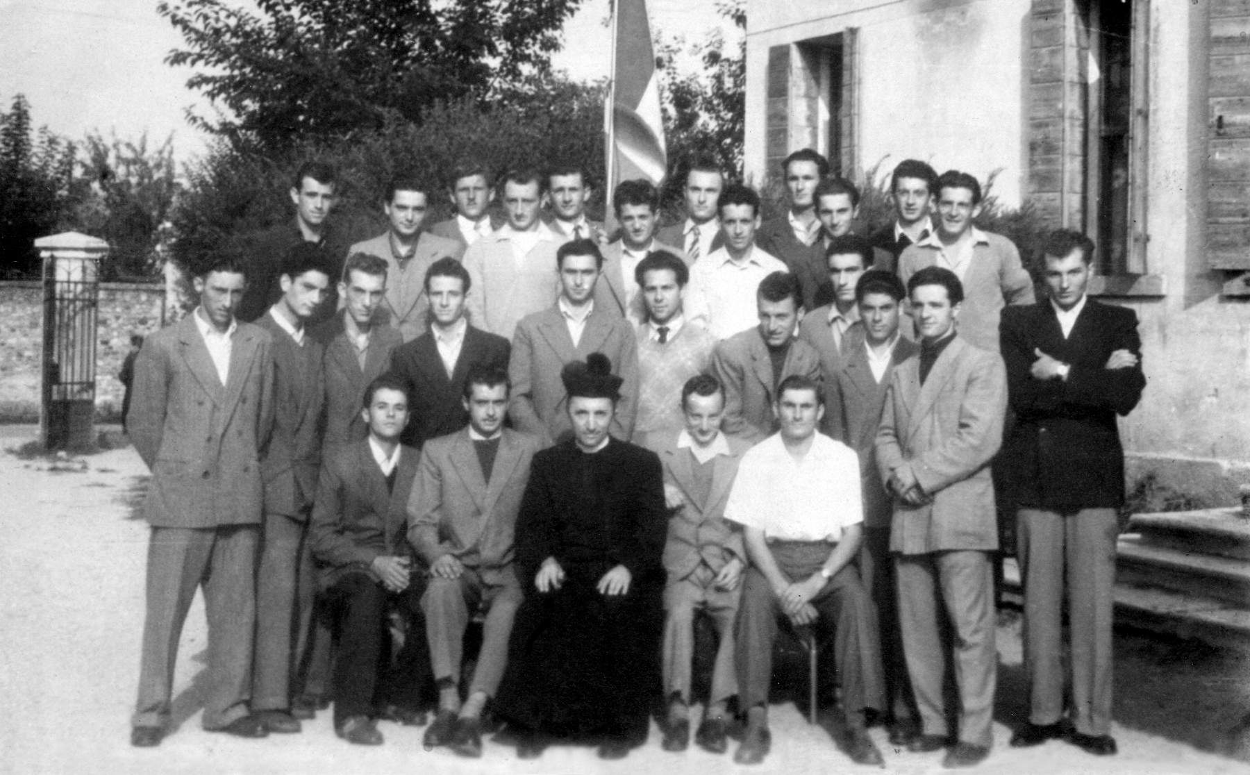 Festa della classe 1931. Signori Renzo,  Elso Precoma,  Romeo Morlin,  Faccin Camillo,  Iseo Garbuio,  Angelo Fenato,  Virginio Daniel,  Marcon Luigi,  Walter Bandiera,  Bordin Elso,  Primo Faccin,  Fasan Silvio,  Favaro Luigi,  Bordin Giorgio, Elviro Signori, Gatto Emilio, Rizzotto Roberto, Rino Bonora, Favero Luigi, Giovanni Bandiera, Bandiera Franco, Ernesto Spadetto.