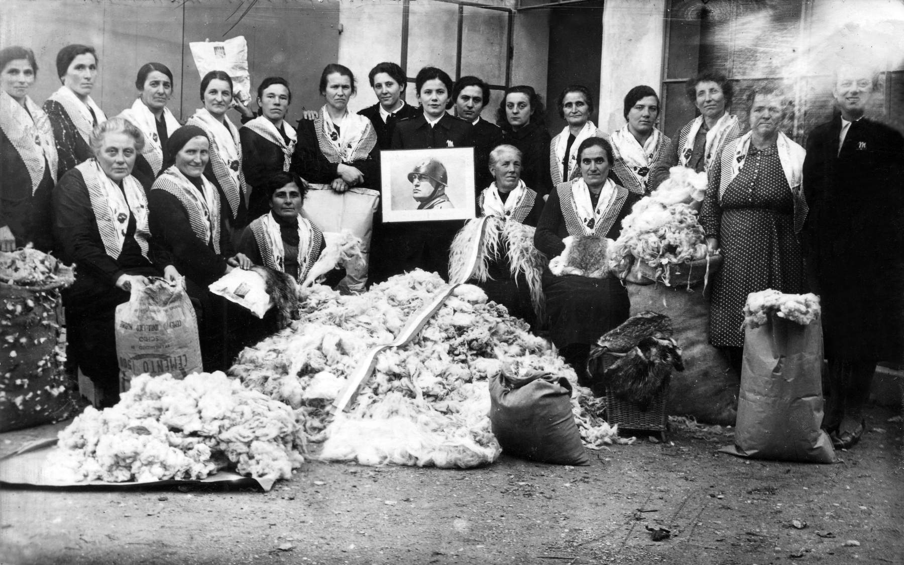 Prima da destra Concetta moglie di Neno Marturo, seconda Ermini sposata Guolo detta Primavera, la quinta alto da sinistra  Isetta Arcani Zoia (la farmacista) e alla sua destra Ester Rizzotto. Prima in basso da sinistra  Caterina sposata in Viero. Poi Monica Pelizzari, Olimpia Garbuio, Forner ?, Maria Ninea.