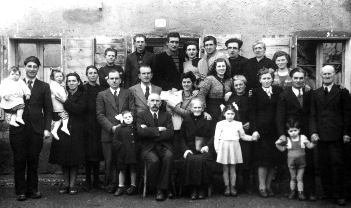 Nozze d'oro Bonora Raffaele e Fruscalzo Prima 01-03-1947.</a> Desti Baratta Giacomo con la moglie Bonora Elvira e le figlie Nadia e Ada, Bonora Angelo e la moglie Rosalia e i figli Rino, Loris e Marisa, Bonora Miller con la moglie Volpato Emma e la figlia Ines, Mora Guido e la moglie Bonora Ginetta con i figli Oscar, Lino e Milena, Goccilli Alessandro con la moglie Bonora Ester e i figli Gianna e Lino, Bonora Lea, Bonora Elsa, Bonora Seconda, Fruscalzo Benvenuto.