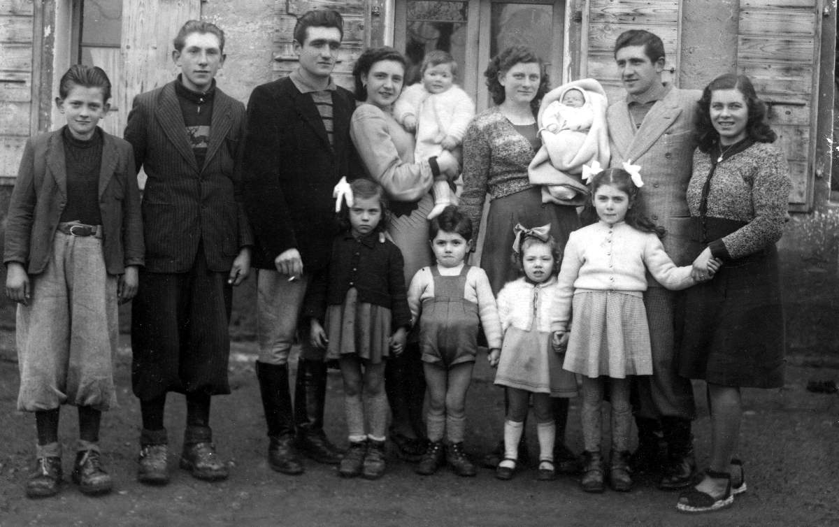 Battesimo Bonora Ines 01-03-1947</a>Bonora Loris, Bonora Rino, Mora Oscar, Mora Milena, Desti Baratta Ada, Bonora Leo, Bonora Ines, Mora Lino, Bonora Elsa. Sotto Bonora Marisa, Goccilli Lino, Desti Baratta Nadia, Goccilli Gianna.