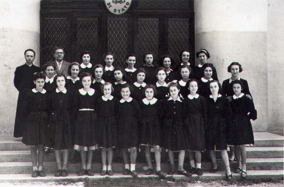 Don Egidio,Prof. De Orazi, De Nardi ?, Frassetto Veneranda, Cattaneo Lidia, Paiussin Clara, ? Emma, Incerti Alba,  Garioni Elena, Poloni ?, Saretta Gabriella, ? Elsa, Noale Adriana, ??, Cozza Maria Luisa, Rizzotto Marisa, Conte Sandra, Manfrin Antonietta, ? Elsa, ??, Verri ?, Cervi ?, Prigol Wanda, ??, Tiziano Maria Teresa, Sartor Gabriella, Beraldo Elsa.