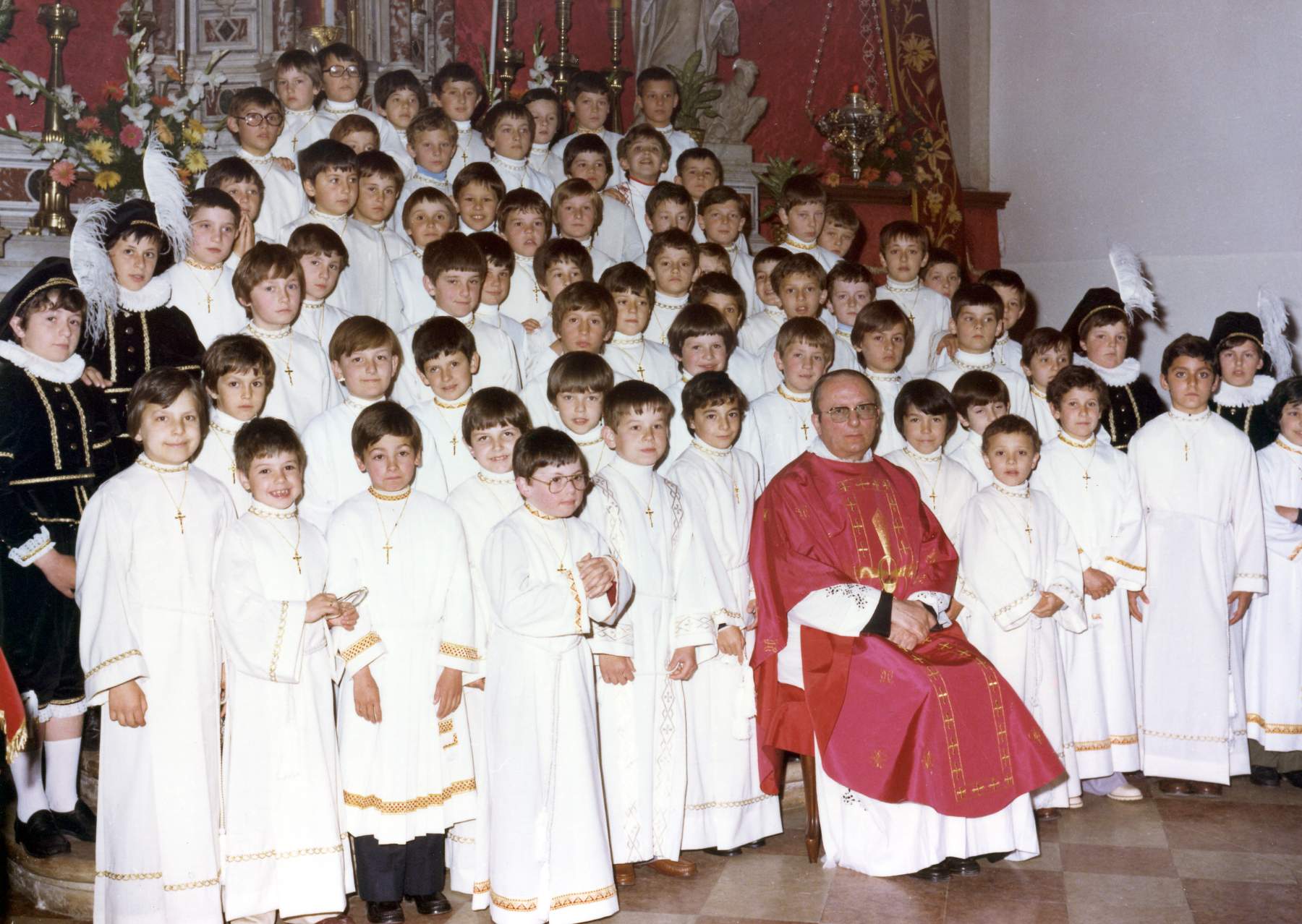 Prima Comunione classe 1969 nel 1978 con don Pietro Signoretti. Torresin Walter, Bordin Franco Ronchi Stefano, Mazzocato Marco, Bandiera Paolo Calzavara Mirco, Carelle Marco, Tavernaro Diego, Martinello Marco, Toniol Elvis, Borlina Angelo, Poloniato Paolo, Gemin Rudy, Melara Stefano, Facin Fabio, Tocchetto Luca, Cerchiaro Carlo, Rizzotto Walter, Gallina Matteo, Facin Mauro, Marconato Cristian, Ceccato Gianni, Fruscalzo Roberto, Facin Giancarlo e altri