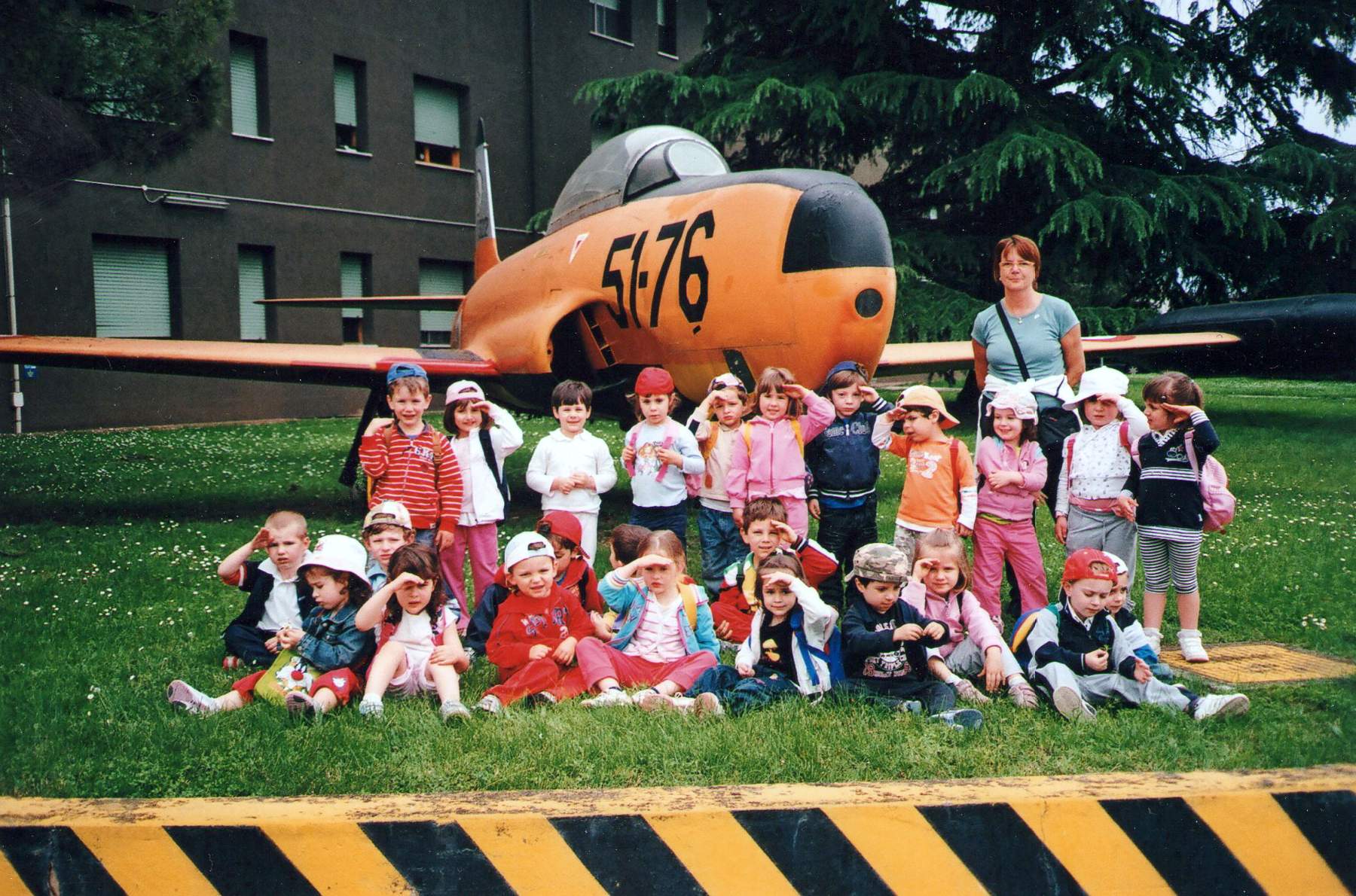 Classe 2005 alla scuola materna con la maestra Mariapia in gita all'aeroporto di istrana. Mondin Giacomo, Vallarelli Giada, Facin Sara, Deon Diletta, Matteo Torresan, Garbuio Giada, Aurora Fasan, Sabadotto Sara, Caverzan Giacomo, Bandiera Luca, Claudia Calzamatta, Matteo Visentin, Colin Cremasco, Arianna Bordin, Lorenzo Facin, Spadetto Lucia, Mirco Facin, Gazzola Marco, Marta ?