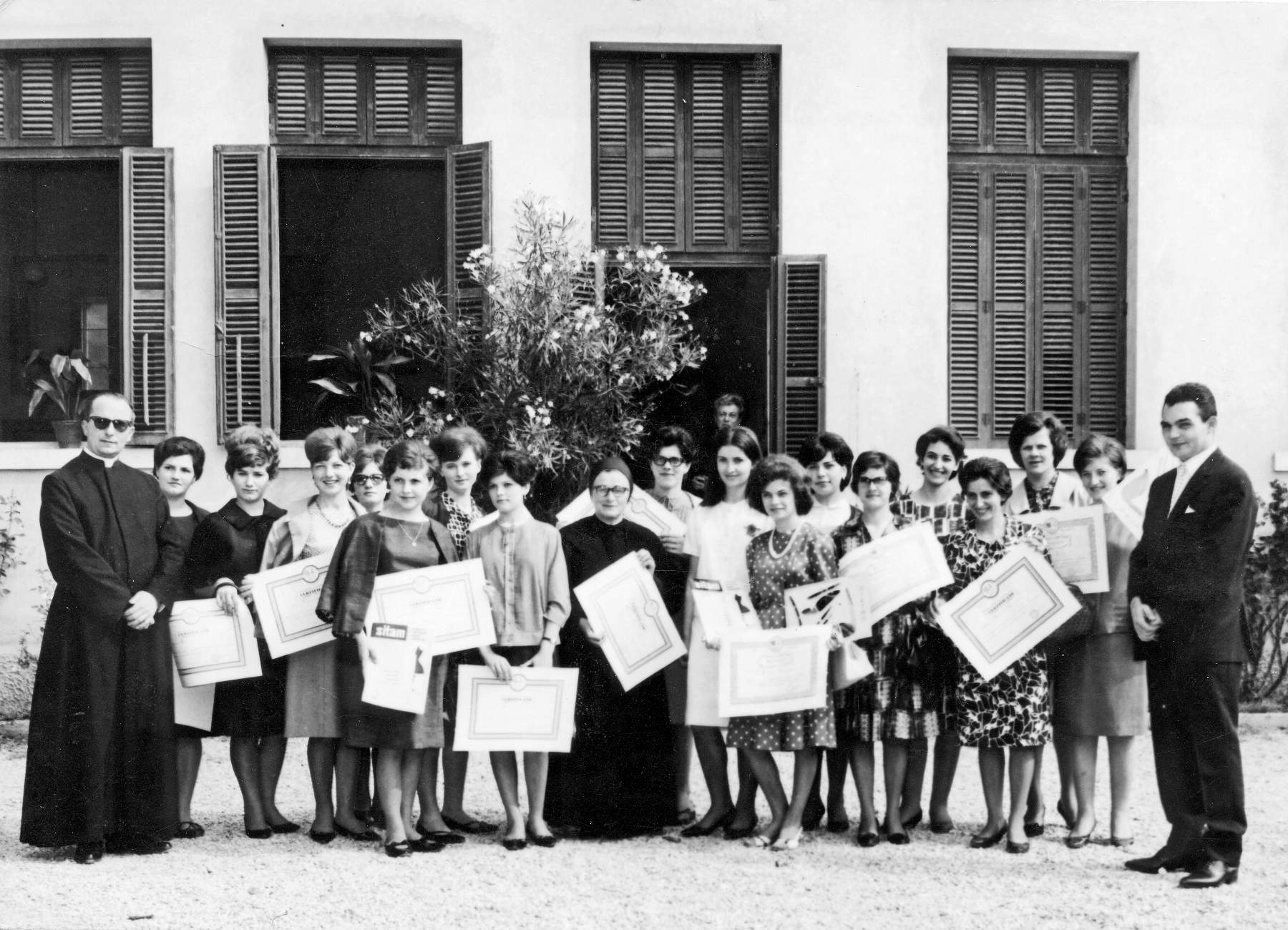 Don Pietro Signoretti, Giuseppina Garbuio, Ines bonora, Mara Bortolon, Letizia Morlin, Caterina Danieli, Delfina Faccin, Rita Pellizzari, Rita Bonora, Morlin Lucia.