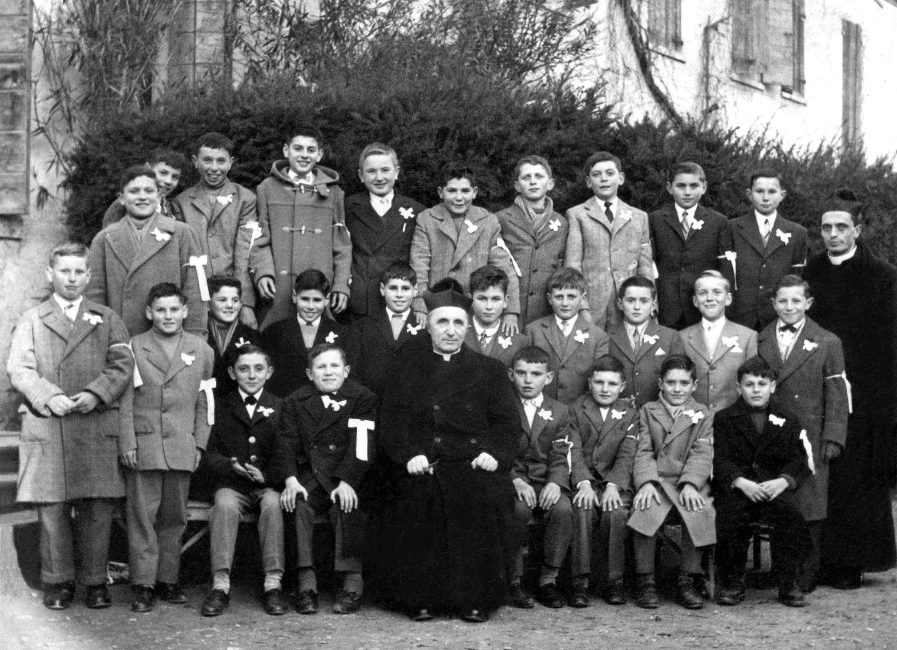 Prima Comunione solenne classi 1945-46 con don Camillo Pasin e don Giovanni Tasinazzo. Gianni Innocente, Bruno Bianchin, Marino Faretto, Luigi Foscarini, Innocente Dario, Giuseppe Bordin, Piero Fruscalzo, Gino Michieli, Dino Venturini, Silvano Calabretto, Gazzola Mario, Gemin Mario e il gemello, Morlin Alfredo, Elvio Puglierin, Pellizzari Ernesto, Rossi Rino, Rinaldo Bresolin, Fruscalzo ?, Dal Din Graziano, Franco Settimo, Franco Ilario.