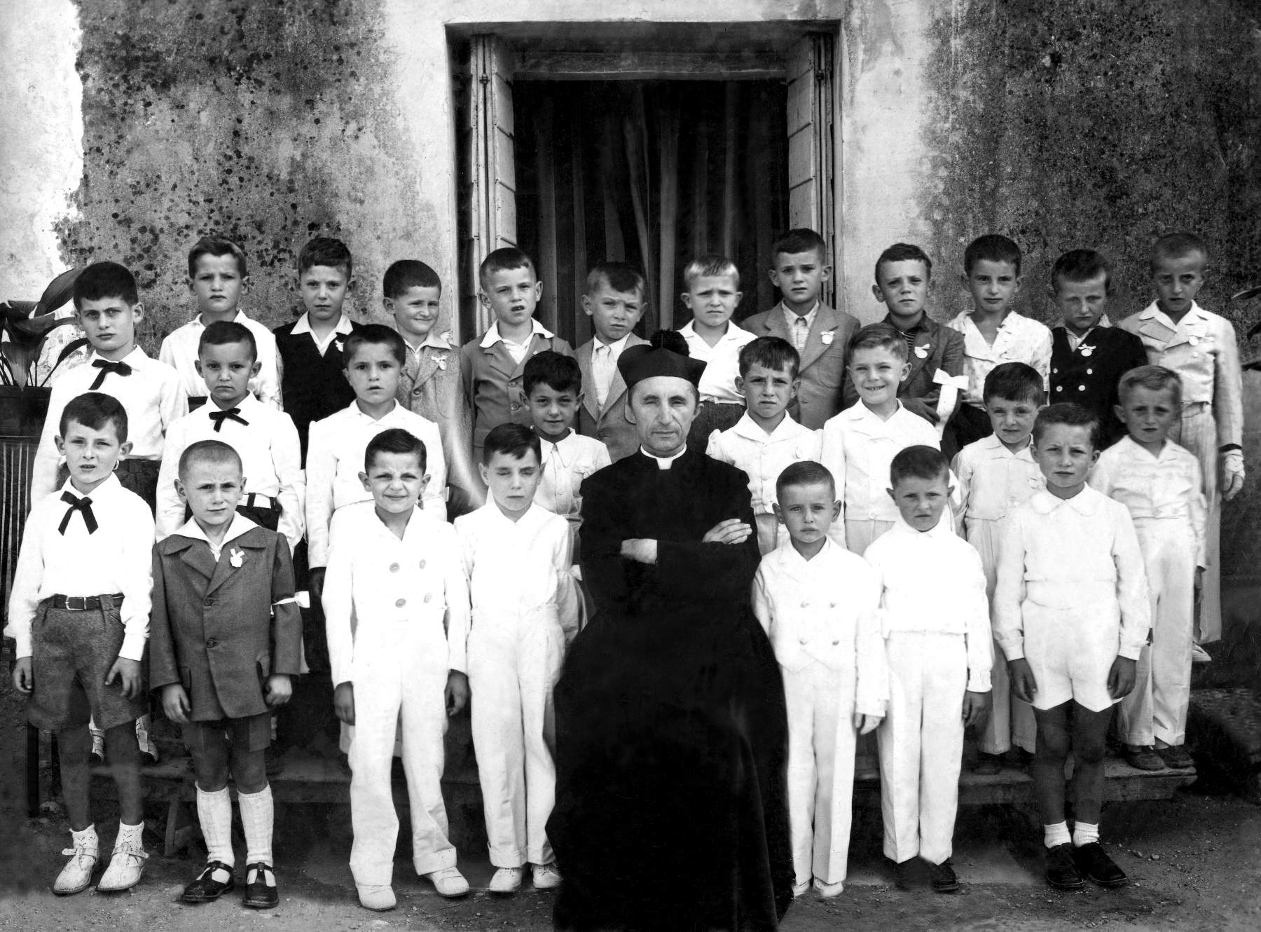 Prima Comunione classi dal 1941 al 1945 con don Camillo Pasin. Ci sono: Morellato Mario, Morellato ? (il fratello di Mario), Rizzotto Pietro, Bordin Decimo, Umana ?, Bandiera Giuseppe, Morlin Angelo, Morlin Graziano, Piovesan Graziano, Giacon Carlo, Ceccato Antonio, Guadagnin Dino, Faccin Piero, Carelle Bruno, Foscarini Emilio, Gallina Quinto, Gallina Paolo, Fasan Danilo, Innocente Egidio, Piovesan Walter, Casagrande Mario, Faccin Romeo, Faccin Arduino, Zaffaina Gildo, Lino Casagrande.  Forse Luciano ed Ernestino Rossi.