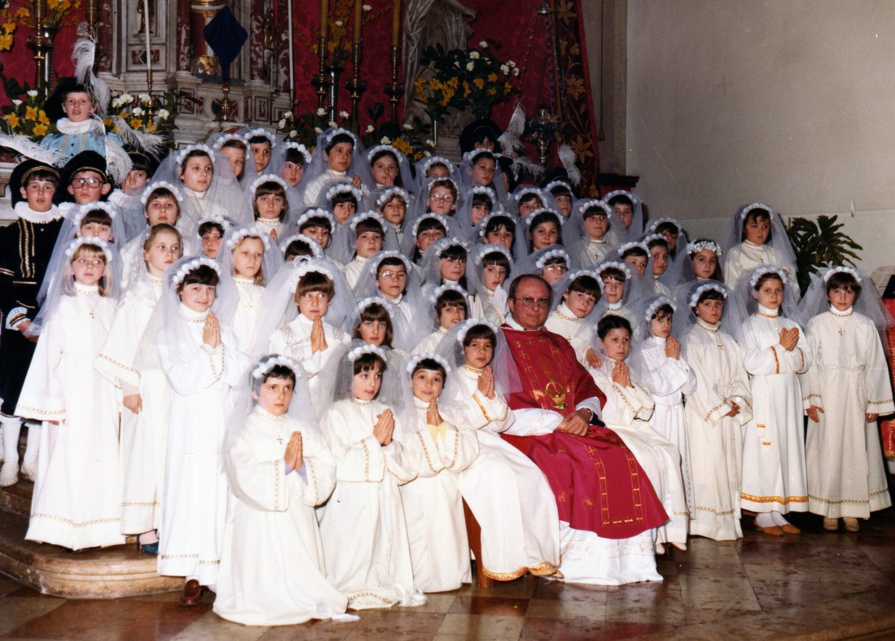 Prima Comunione classe 1971, anno 1980. Favretto Michela. Fruscalzo Mary, Paola Cerchiaro, Daniela Gallina, Graziella Gallina, Stefania Tiberio,Alessandra Ferraccioli, patrizia Marcon, Lucia Mazzocato, Lorena Serra, Lidia Zamattia, Fabiola Dri, Carniello Mara, Michela Perrone, Moira Serena, Dominga Rosso, Raffaella Garbuio, Carla Bordin, Lara Caretta, Roberta Bordin, Michela Gallina,Squizzato Loredana e altre