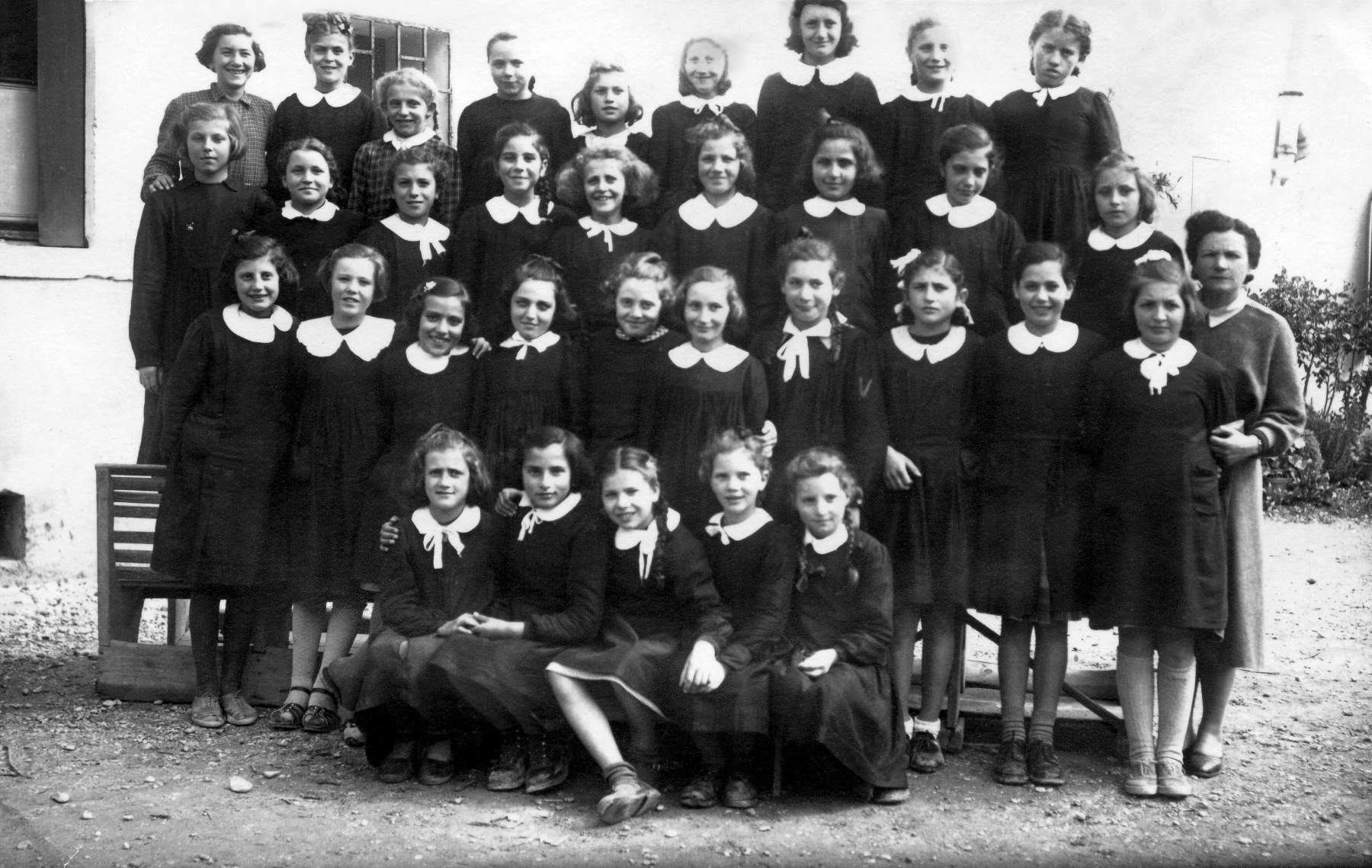 Classe 1939 in V elementare con la maestra Schiavinato, anno 1950. Maria Loris, Pasqua ?, Maria Garbuio,  Gina ?, Franca Velo, Maria Donato, Marisa Tesser, Gigetta ?, Brion Gina, Giacometti Ines, Agnese Tiberio, Lea Spadetto, Irma Brombal, Mazzocato Luciana, Morlin ?, Bordin Marisa, Mazzocato Marisa, Longato Agnese, Mazzocato Cecilia, Poloniato Renza, Faccin Isetta, Gallina Natalina, Gallina Carmen, Nicoletta ?, Dina Zanolla, Lea Fruscalzo, Rosa Guolo, Venturini Anna, Gabriella ?, Marisa Bordin, Lucia Garbuio