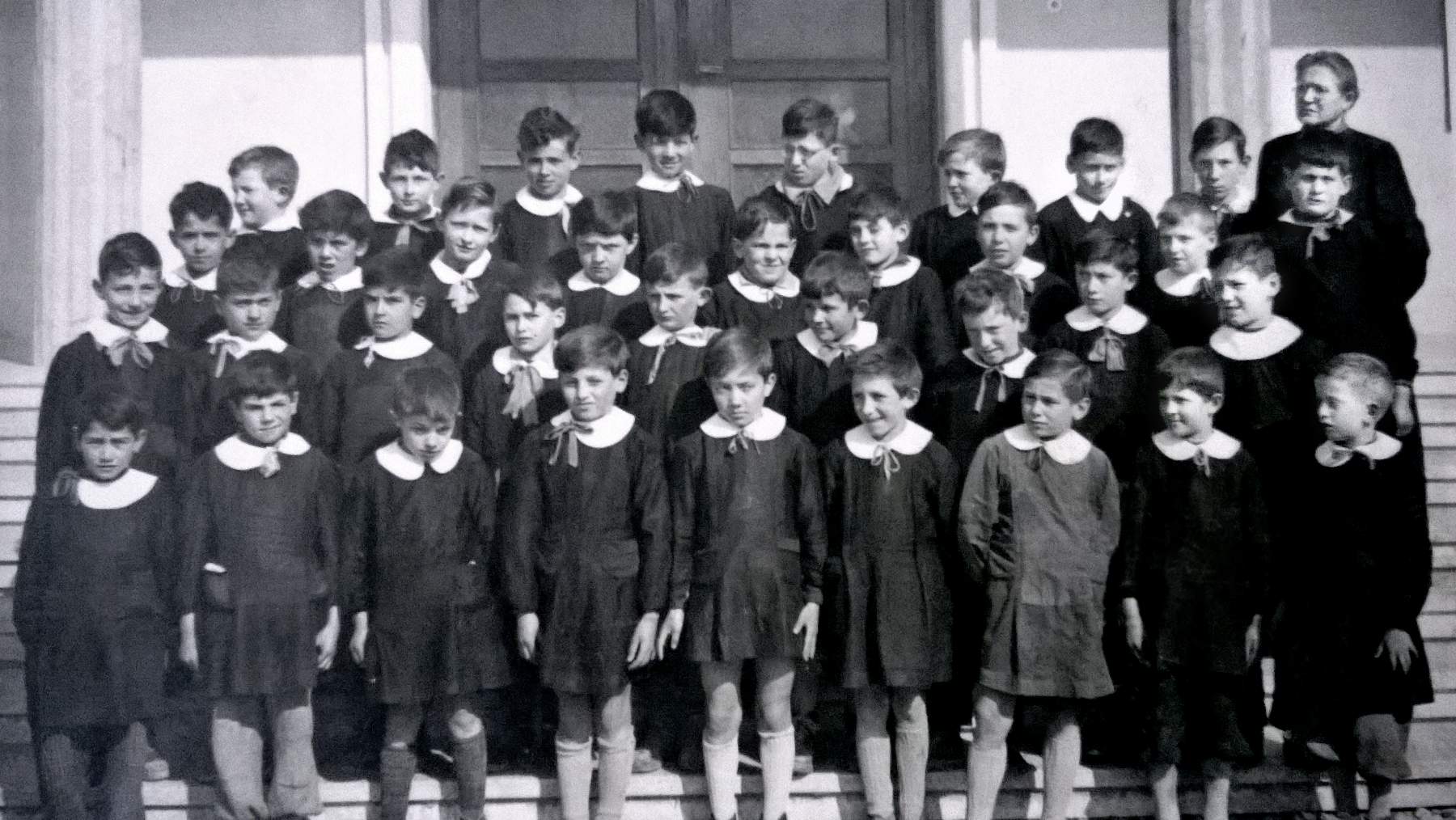 Classe 1944 della piazza, anno scolastico 1952-53 in III elementare con la maestra Emma Boz.