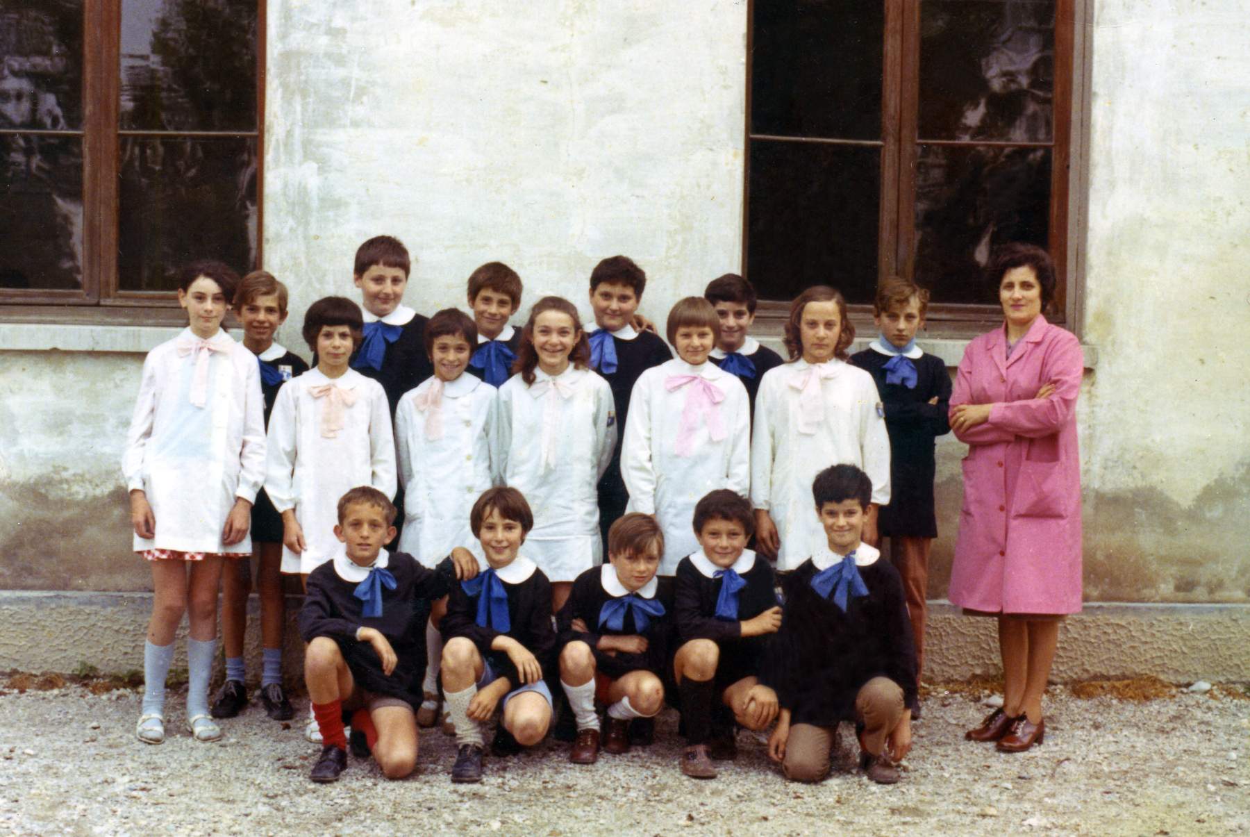 Classe 196i Campagna con la maestra ...... e Piovesan Annalisa, Gallina Ivana, Garbuio Ornella, Piovesan Lucia, Dal Din Fiorella, Bettamin Patrizia, Dall’ Est Lino, Martinazzo Walter, Bandiera Silvano, Garbui Maurizio, Bonora Gino, Forner Giuseppe, Faccin Ivano, Garbuio Giovanni, Bandiera Angelo, Garbuio Sergio, Mazzocato ...