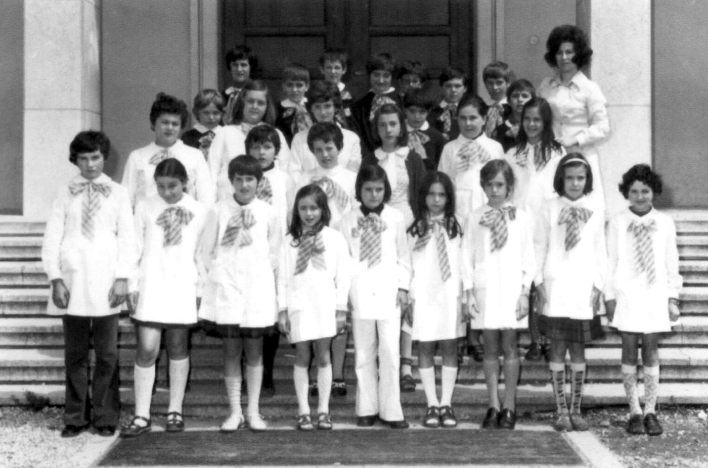 Classe 1963 in 5B con la maestra Rina Caberlotto. Ci sono da sx sotto: Emanuela Bordin, Lucia Panighel, Wally Bonato, Diana Tosi, Daniela Spadetto, Morena Derton, Lucia Cimolato, Maria Assunta Gallina, Emanuela Bordin, Anna Stella Calzavara, Emanuela Gallina, Emanuela Cazzola, Luisa Bordin, Tiziana Gallina, Paola Nobrutti, Andrea Franco, Patrizia Gallina, Donatella Spadetto, Gino Caverzan, Nazzareno Poloni, Giancarlo Bonora, Bruno Salvador, Claudio Ferraro, Livio Caverzan, Steven Cavallin, Loris Giurato, Carlo Bellini.
