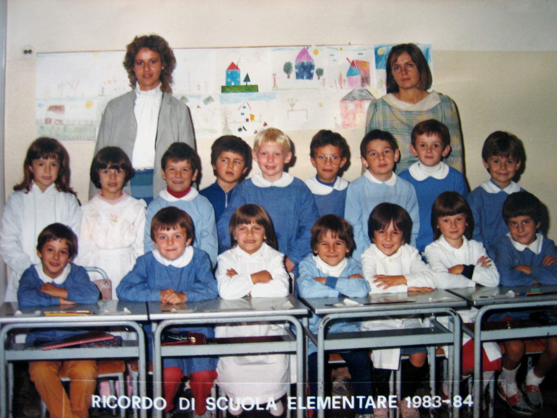 Classe 1977 prima elementare campagna anno 83/84. I nomi da sx  dall'alto sono i seguenti: Stecca Laura, Tonello Marika, Righetti Marco, Filippetto Fabio, Precoma David, Franco Felix, Daniel William, Garbuio Michele, Daniel Daniele; (riga in basso) Menegon Roberto, Innocente Diego, Graziotto Marina, Franco Roberto, Brombal Lidia, Guidolin Martina, Marchesan Edy.  Maestre a sx Maria Antonietta Bressan e a dx Pozzobon Erika..