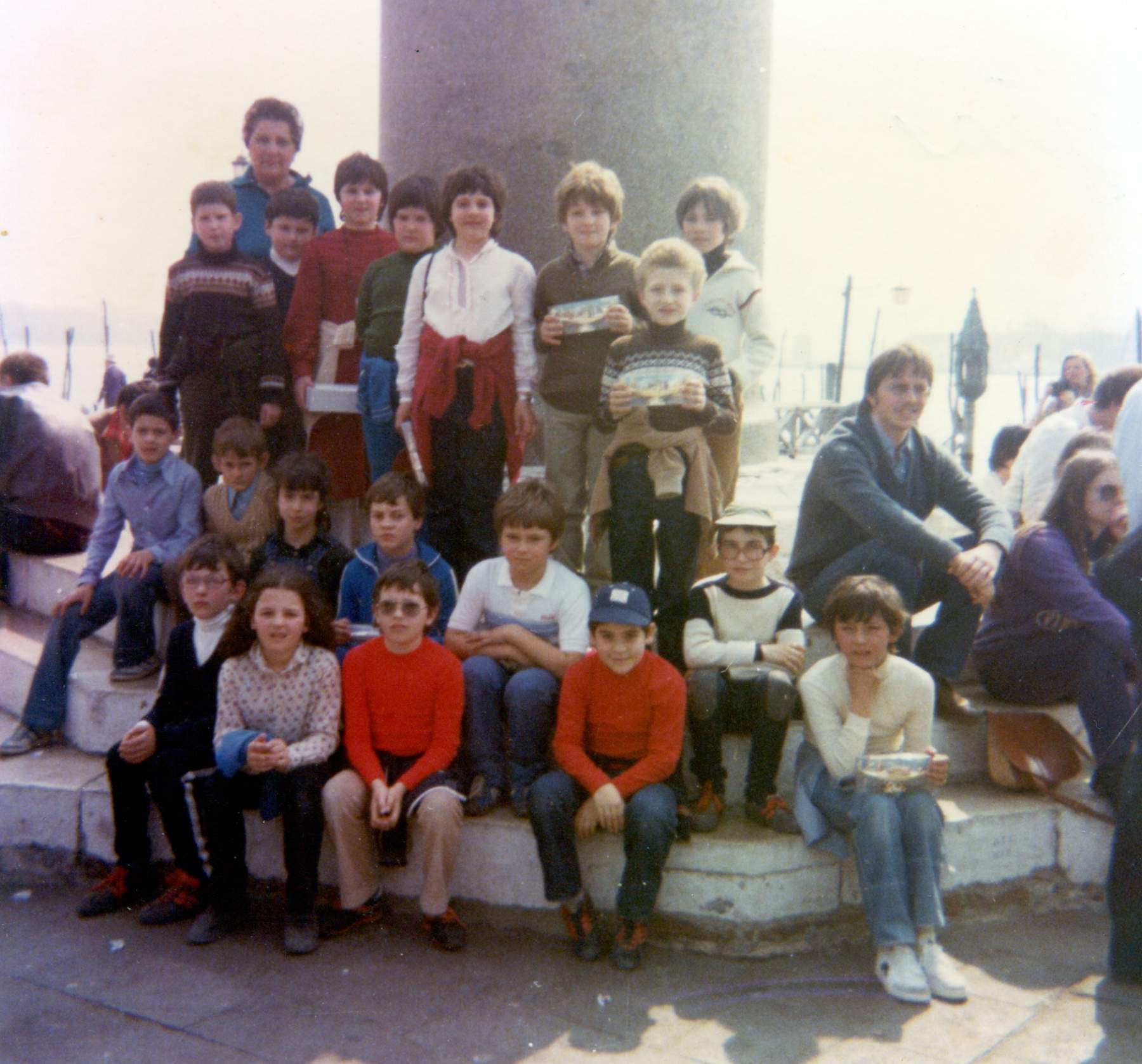 Gita scolastica classe 1972 all isola del Torcello, trono di Attila con la maestra Wanda e Merlo Santina 10-04-1981 Ci sono: Gazzola Loris, Gallina Andrea, Priarollo Massimo, Tedesco Rodi, Gallina Francesco, Luca Stecca, Mauro Innocente.