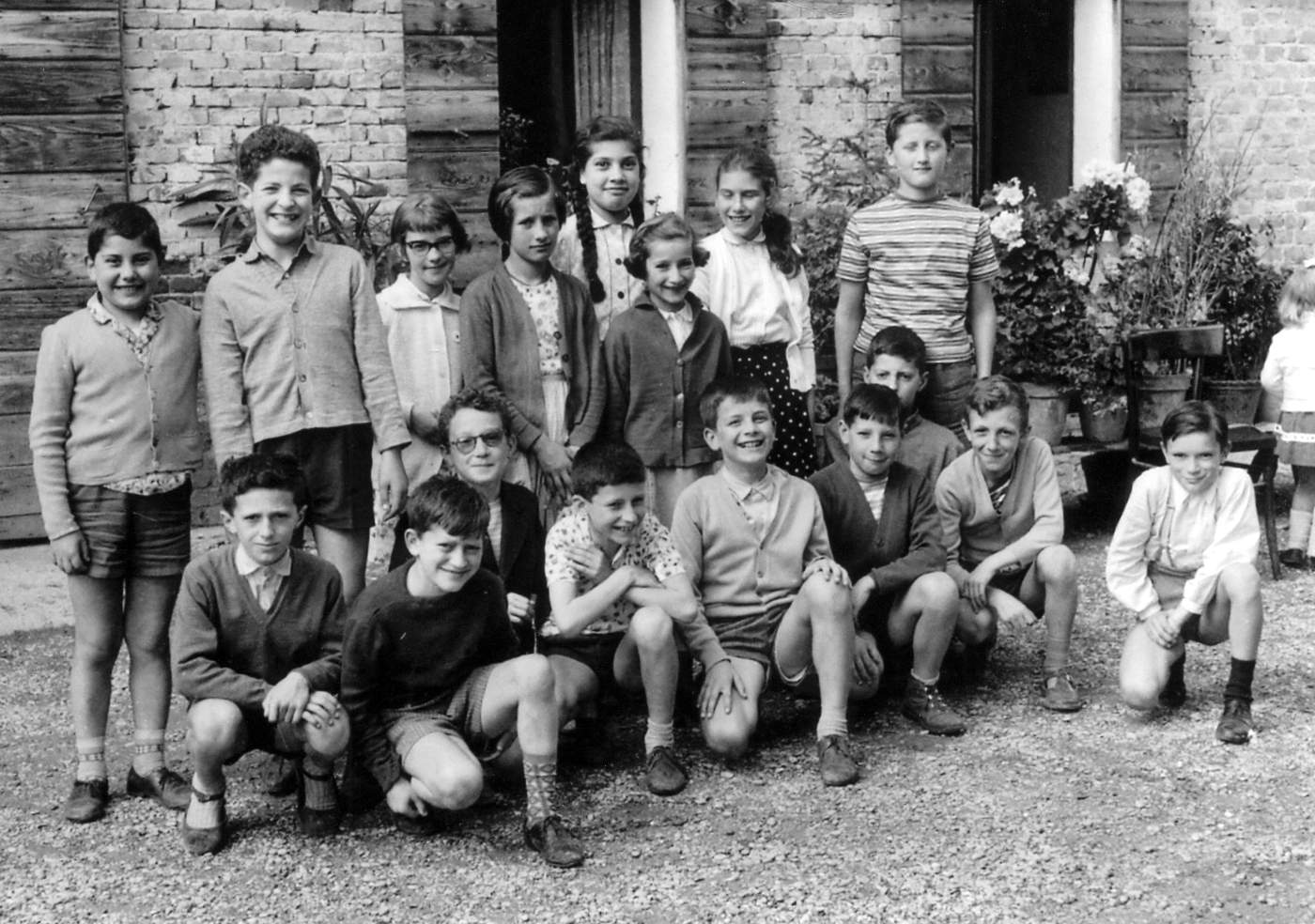 Preparazione agli esami di ammissione alla scuola media della classe 1949, anno 1960 circa. Gianni Calzamata, Daniele Zarpellon, Forcellini Annamaria, Gianni Cavallin, Franco Danieli, Franco Bonora, Carlesso Eddi, Guglielmo Piva, Gino Merlo, Luigino Poloni, Franzoia Lamberto, Danilo Zanetti, Rino Bandiera, Isabella Marconato, Stocco Evelina, Dorina Bonora e altri. 