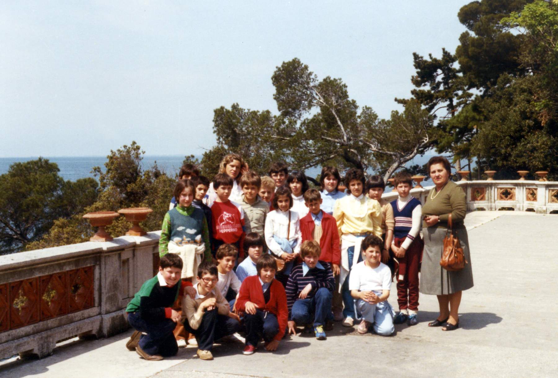 Trieste Miramare, gita scolastica 04-05-1983 quinta elementare classe 1972 maestra Wanda. Ci sono: Stefano Favretto, Gazzola Loris, Francesco Gallina, Maria Tiepo, Walter Marcon, Gallina Andrea, Basso Germano, Mauro Innocente, Menegon Cristina, Stocco Daniele, Toniolo Katia, Tedesco Rodi. Baldisser Michele, Forato Federica, Luca Stecca, Pellizzari Damiano.