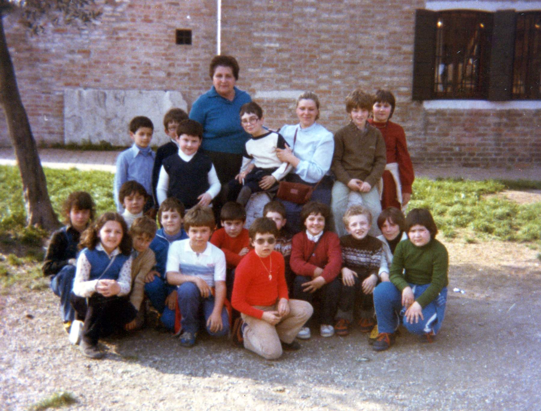 Gita scolastica classe1972 allisola del Torcello, trono di Attila con la maestra Wanda e Merlo Santina 10-04-1981 Ci sono: Gazzola Loris, Gallina Andrea, Priarollo Massimo, Tedesco Rodi, Gallina Francesco, Luca Stecca, Mauro Innocente