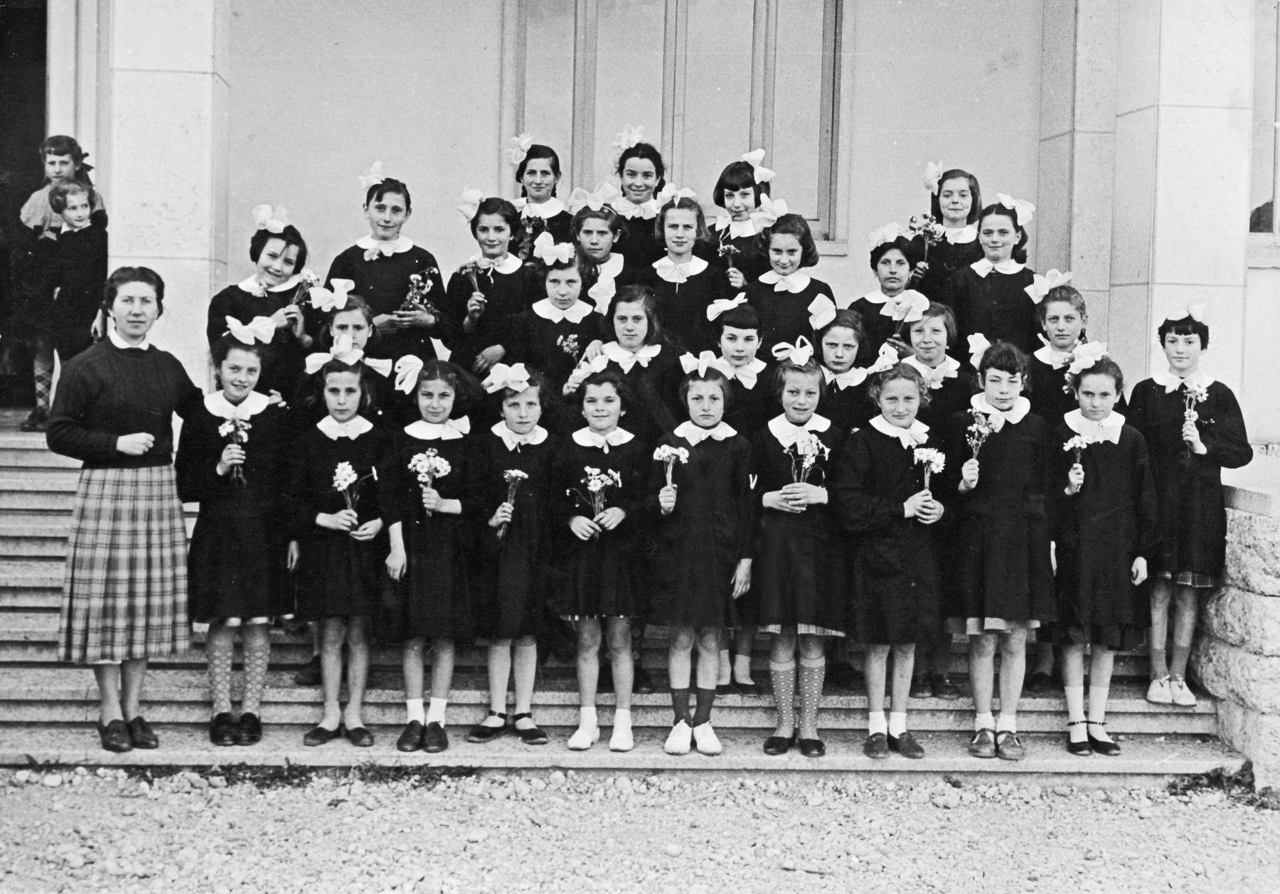 Classe 1946 della piazza con la maestra Giovanna Simeoni. Desti Baratta Ada, Lionella Calzamatta, Bruna Bianchin, Leda Carnio, Dida Marconato, Renata Buzzo, Zaira Faccin, Menegon Silvana, Ivana Precoma, Bruna Fruscalzo, Eddi Saretta, Faccin Marilena, Carolina Basso, Maria Guolo, Renata Bordin, Iva Zucchello, Bruna Pozzobon, Adriana Cavallin, Nerina Bonora, Novelia Faccin, Rosetta Bandiera, Lucia e Azzurra del convitto.